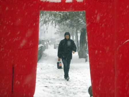 12月3日，在吉林省吉林市街頭，行人冒雪出行。