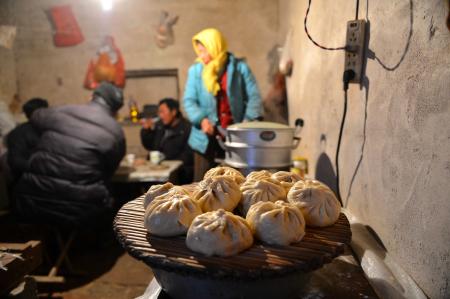  結束一天勞作的“葦客”準備吃晚飯（12月9日攝）。