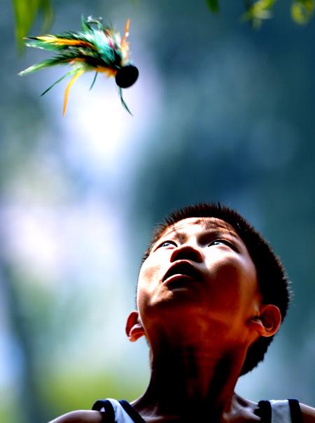  這是江蘇少年徐良在第七屆全國(guó)農(nóng)運(yùn)會(huì)花毽比賽間隙進(jìn)行練習(xí)。（2012年9月19日攝）