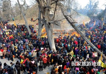 大批香客聚集在河南省淮陽縣太昊陵區(qū)，焚香祭奠中華人文始祖太昊伏羲氏（2010年3月17日攝）。中原地區(qū)是華夏文明的發(fā)源地，伏羲、黃帝、炎帝、大禹等中華人文始祖都在這里留下遺跡。春節(jié)期間，當(dāng)?shù)匕傩斩紩ヒ恍﹤鹘y(tǒng)古廟參加祭拜大典，通過祭祀來祈求和報答先祖的庇護(hù)和保佑。