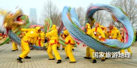  在鄭州市舉辦的一個元宵節(jié)舞龍大賽上，一支舞龍隊在表演高難度動作（2011年2月16日攝）。元宵節(jié)，除了觀賞花燈外，最熱鬧的活動當(dāng)屬傳統(tǒng)民俗表演。在中原地區(qū)，從正月十三開始，各地都要連續(xù)數(shù)日舉辦各種大型文藝表演活動。