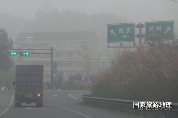 冬日回暖 2月2日霧霾卷土重來 再度侵襲江南杭州等地，攝于臨安