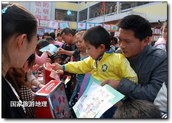 4月27日，婺源縣星星幼兒園的小朋友們?cè)诩议L(zhǎng)的陪同下將愛(ài)心義賣(mài)的錢(qián)進(jìn)行募捐。