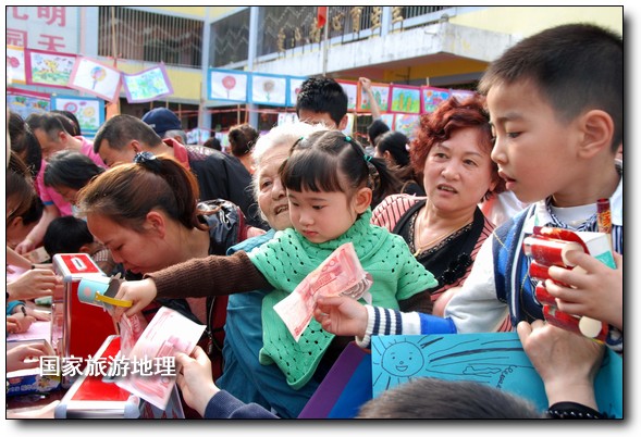 4月27日，婺源縣星星幼兒園的小朋友們?cè)诩议L(zhǎng)的陪同下將愛(ài)心義賣(mài)的錢(qián)進(jìn)行募捐。