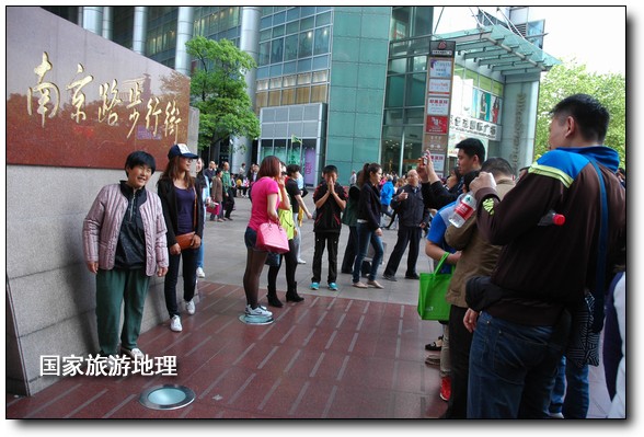 五一小長假，上海市天氣適宜出游，各主要旅游景區(qū)（點）迎來了大批市民和游客，尤其是南京路步行街成了中外游客爭相游玩的好去處