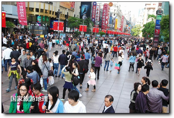 五一小長假，上海市天氣適宜出游，各主要旅游景區(qū)（點）迎來了大批市民和游客，尤其是南京路步行街成了中外游客爭相游玩的好去處