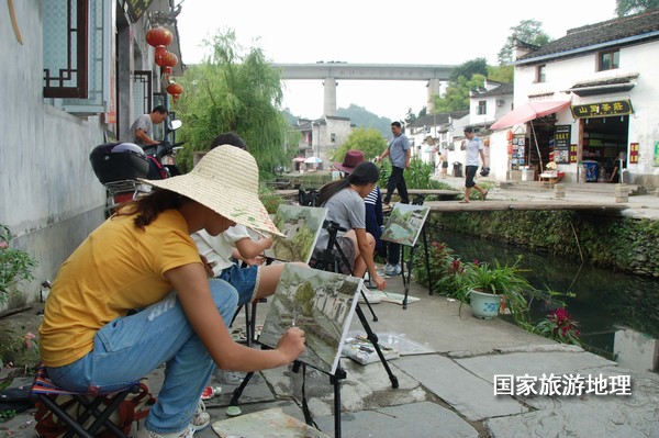 　　9月13日，座落在婺源縣秋口鎮(zhèn)李坑村“小橋、流水、人家”創(chuàng)作寫生基地的李坑章文灑店農(nóng)家樂。